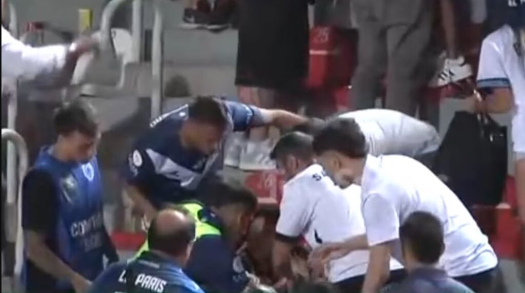 Los jugadores de Vélez se agarraron a trompadas con los hinchas tras perder la final de la Copa Argentina