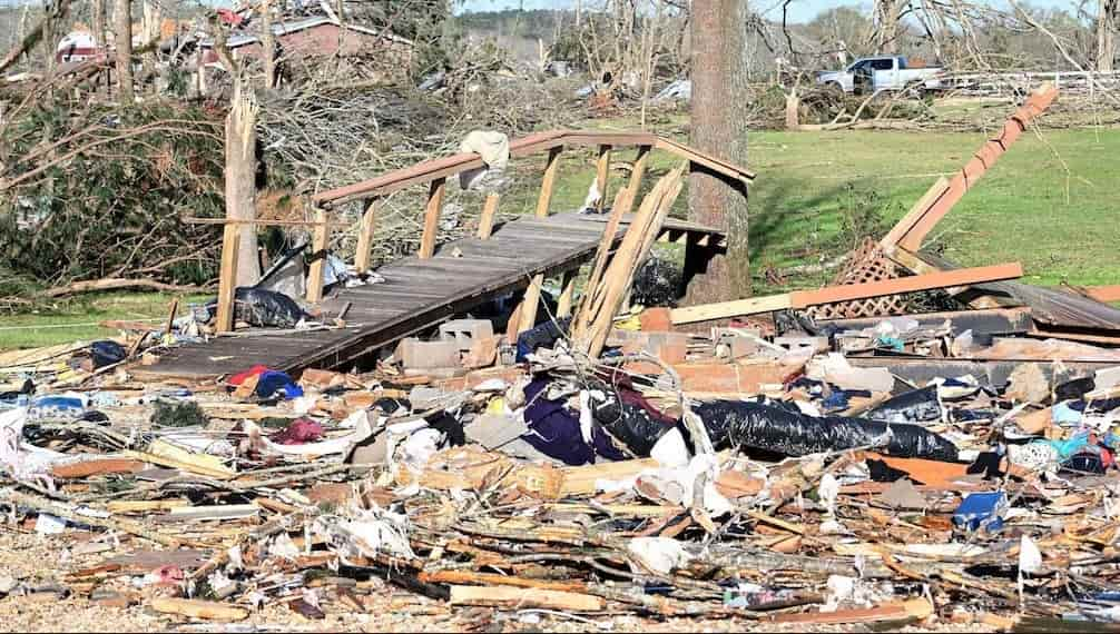 Feroz temporal en los Estados Unidos: ya son 39 los muertos por los tornados e incendios