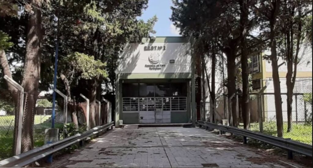 Pánico en una escuela de Hurlingham: un alumno de 15 años llevó un arma y se la mostró a sus compañeros