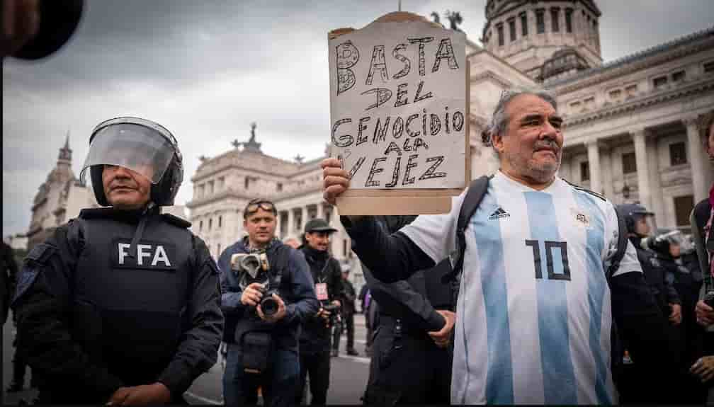 Tensión en las calles: los jubilados marchan al Congreso acompañados por hinchadas de fútbol y estatales