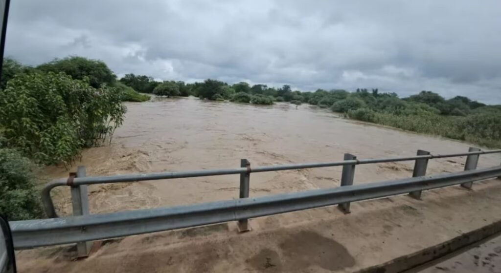 Alerta en Salta por la crecida del Río Pilcomayo: hay más de 300 familias aisladas y viviendas derrumbadas