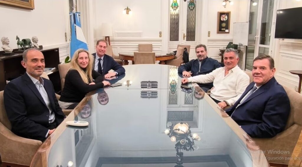 En las negociaciones con el PRO para las elecciones en PBA, LLA busca quedarse con el sello y aislar a Macri